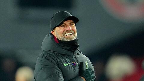 Liverpools Trainer Jürgen Klopp freut sich über den Sieg gegen Sheffield United.