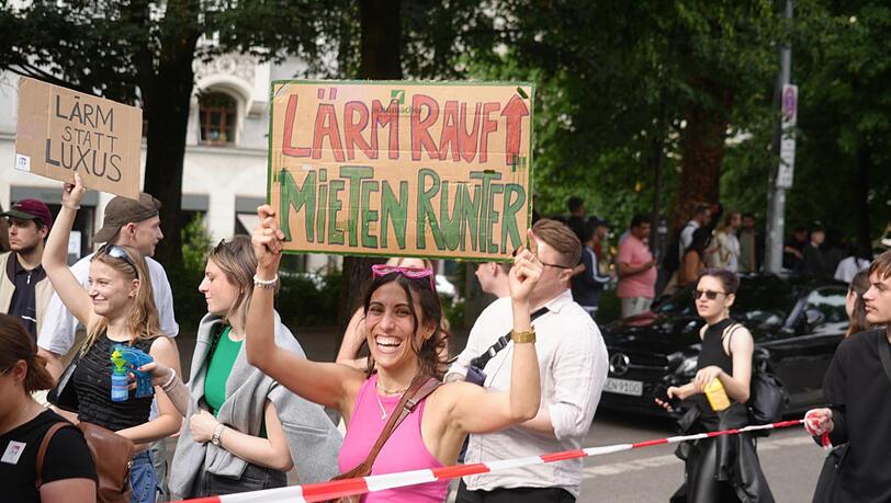 Durch mehr "sozialen Lärm" wie bei Außenveranstaltungen oder auf Kinderspielplätzen sollen hohe Mieten oder Immobilienspekulationen vermieden werden, findet die Initiative "Mehr Lärm für München". Durch mehr "sozialen Lärm" wie bei Außenveranstaltungen oder auf Kinderspielplätzen sollen hohe Mieten oder Immobilienspekulationen vermieden werden, findet die Initiative "Mehr Lärm für München".