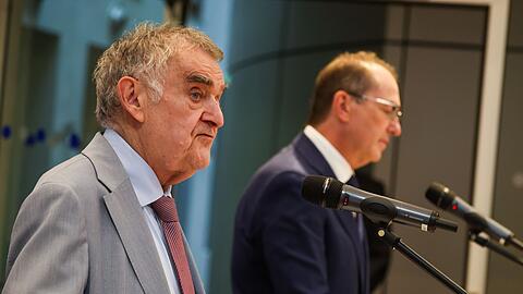 NRW-Innenminister Herbert Reul (CDU, links) trat an der Seite seines Amtskollegen aus Berlin, Bundesinnenminister Alexander Dobrindt (CSU), vor die Presse.