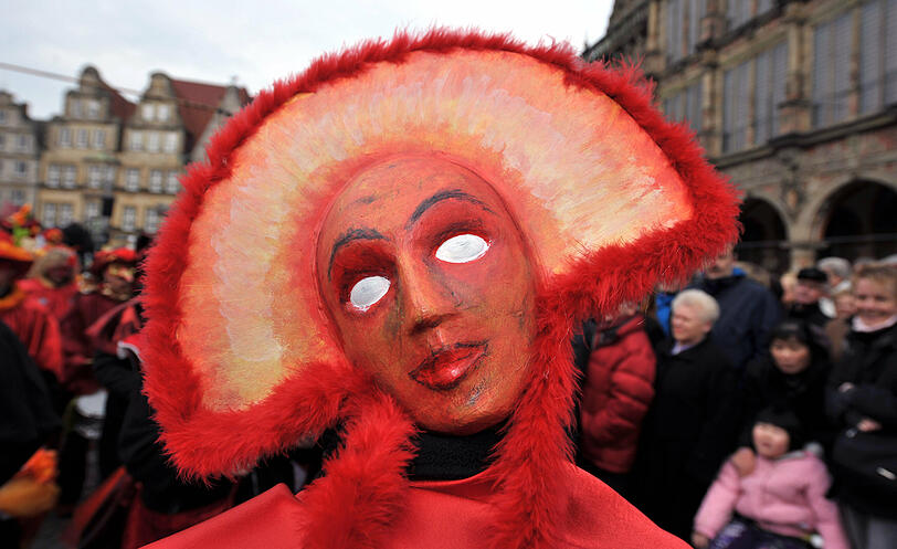 Zahlreiche Samba-Gruppen aus ganz Deutschland nehmen unter dem Motto "Carneval Theatral" am Bremer Straßenkarneval teil.