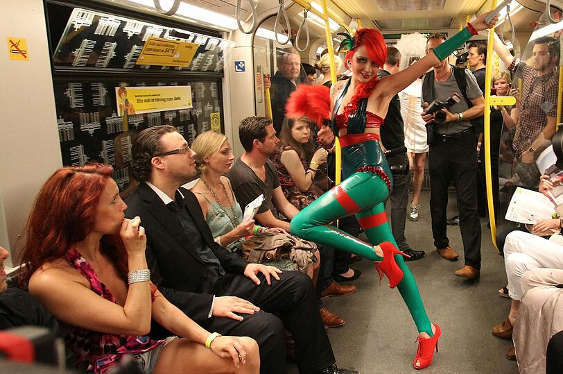 Irre Show in der Berliner U-Bahn: Beim Underground Catwalk geht's heiß her.