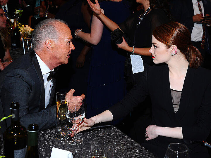 Michael Keaton (l.) und Emma Stone (r.): Beide Schauspieler freuen sich bald über einen neuen Vibrator