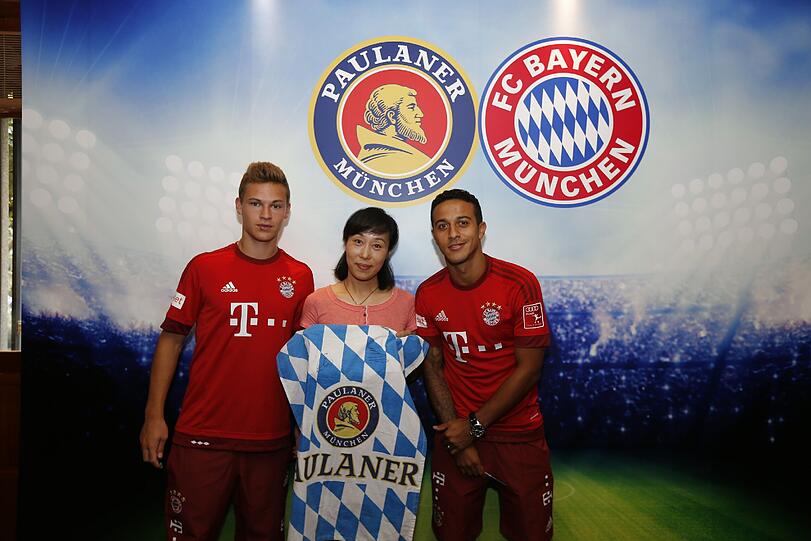 Kimmich und Thiago mit einem chinesischen Bayern-Fan.