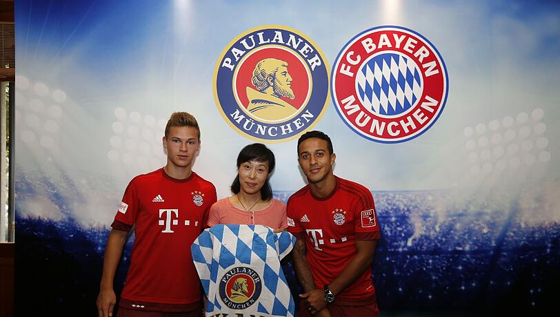 Kimmich und Thiago mit einem chinesischen Bayern-Fan. Kimmich und Thiago mit einem chinesischen Bayern-Fan.