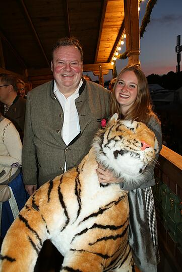 Max Josef Strauß mit Tochter Marianne bei Käfer