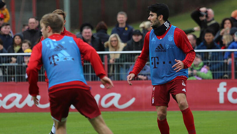 Wieder im Training: Serdar Tasci (rechts). Wieder im Training: Serdar Tasci (rechts).