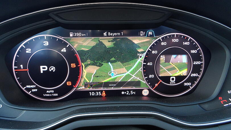 Das Audi Virtual Cockpit lässt sich weitgehend frei einrichten - etwa mit der Navi-Anzeige zwischen Tacho und Drehzahlmesser.