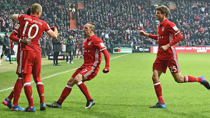 Was für ein Angebot in der Offensive: Robben, Ribéry und Müller sind nur drei der sechs offensiven Mittelfeldspieler die Ancelotti zur Verfügung hat. Was für ein Angebot in der Offensive: Robben, Ribéry und Müller sind nur drei der sechs offensiven Mittelfeldspieler die Ancelotti zur Verfügung hat.