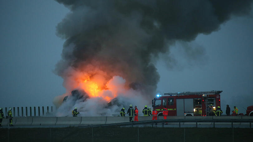 Die Feuerwehren mehrerer Gemeinden waren im Einsatz. Die A94 war zwischenzeitlich komplett gesperrt.