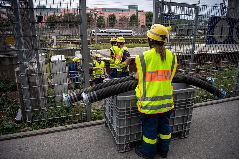 Bis zu 50 Zentimeter hoch steht das Wasser am Dienstag in einem Münchner S-Bahn-Tunnel. Der Zugverkehr ist lahmgelegt, die Feuerwehr ist stundenlang mit Abpumpen beschäftigt. Hunderttausende Menschen sind betroffen.