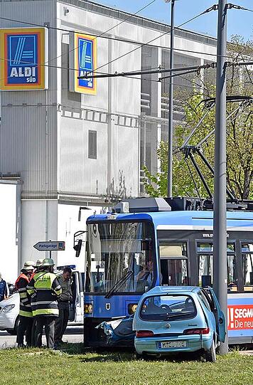 Bilder vom Verkehrsunfall in der Cosimastraße. Eine Tram kolliderte mit einem Pkw.