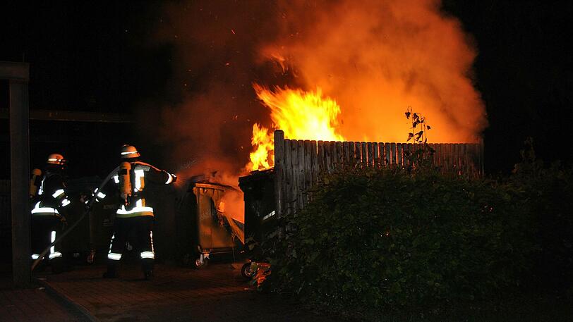 Auch in Germering standen vor einigen Jahren Papiercontainer in der Nacht plötzlich in Flammen. Am Samstag wurden in Moosach Recycling-Container in Brand gesetzt. (Bilder aus Germering)