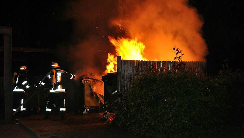 Auch in Germering standen vor einigen Jahren Papiercontainer in der Nacht plötzlich in Flammen. Am Samstag wurden in Moosach Recycling-Container in Brand gesetzt. (Bilder aus Germering) Auch in Germering standen vor einigen Jahren Papiercontainer in der Nacht plötzlich in Flammen. Am Samstag wurden in Moosach Recycling-Container in Brand gesetzt. (Bilder aus Germering)