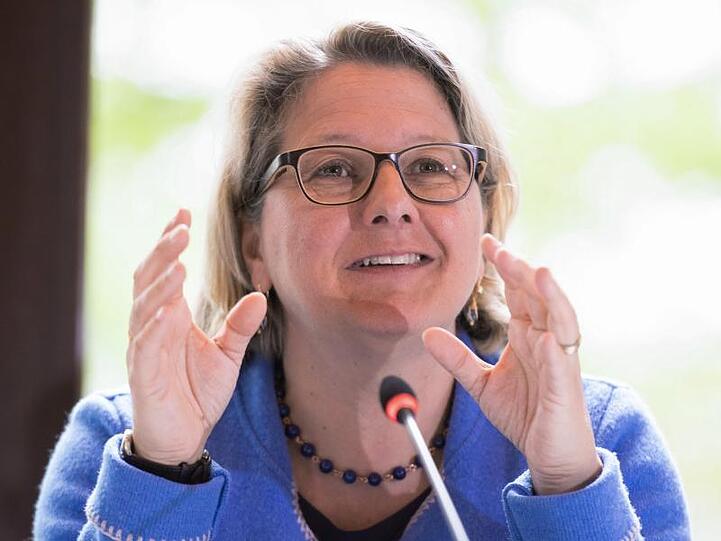 Bundesumweltministerin Svenja Schulze spricht nach der Konferenz der Umweltminister und -senatoren auf einer Pressekonferenz in Hamburg.