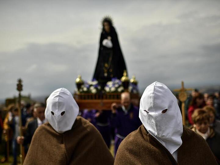 Gläubige, bekannt als Los Picaos, nehmen in der spanischen Stadt San Vicente De La Sonsierra an einem Büßer-Ritual teil.