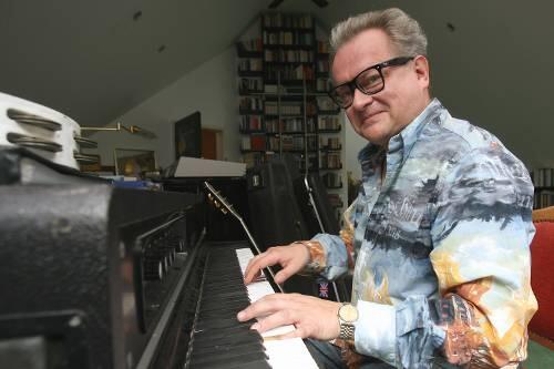 Besser geht&rsquo;s nicht: Das ist nicht Jack Nicholson, sondern Heinz Rudolf Kunze &ndash; im kammermusikalischen &bdquo;Räuberzivil&ldquo; heute im Nürnberger Karstadt-Café.