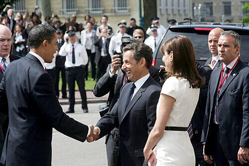 Shakehands mit Monsieur und Madame Presidente: Barrack Obama beim Treffen mit Sarkozy und Gattin Carla Bruni.