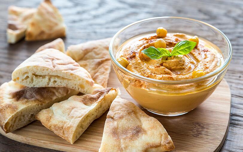 Hummus lässt sich leicht zu Hause zubereiten. Geben Sie ein Glas Kichererbsen mit einem Esslöffel Tahini, einer Knoblauchzehe, Zitronensaft, Salz und Pfeffer und etwas Olivenöl in den Mixer - et voilà! Hummus lässt sich leicht zu Hause zubereiten. Geben Sie ein Glas Kichererbsen mit einem Esslöffel Tahini, einer Knoblauchzehe, Zitronensaft, Salz und Pfeffer und etwas Olivenöl in den Mixer - et voilà!