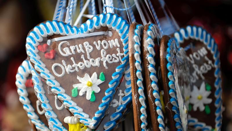 Zu den beliebtesten Souvenirs vom Oktoberfest zählen die Lebkuchenherzen Zu den beliebtesten Souvenirs vom Oktoberfest zählen die Lebkuchenherzen