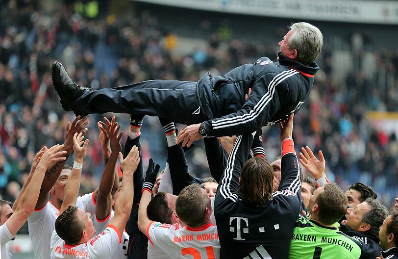 19.: Frankfurt - FCB 0:1. Schweinsteiger mit Hacke-Tor, im Ziel: Jupp ist Meister