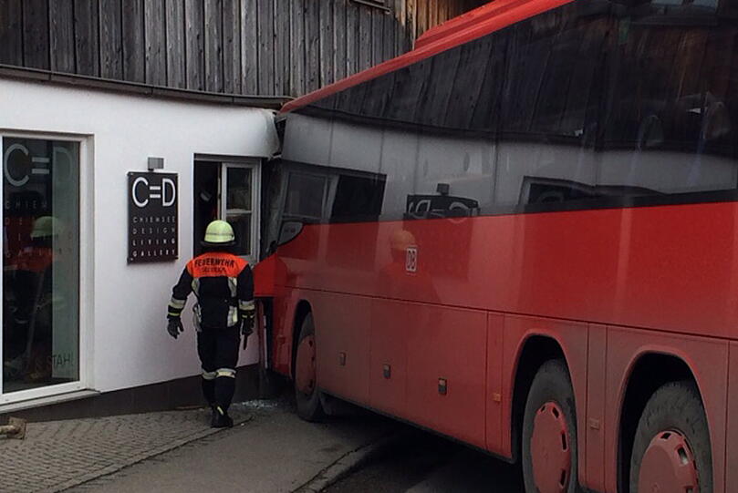In Seebruck ist ein Linienbus in ein Haus gekracht - die Bilder vom Unfall.
