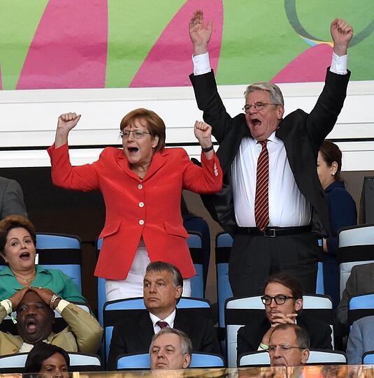 Bundeskanzlerin Angela Merkel (links) und Bundespräsident Joachim Gauck bejubeln Mario Götzes Siegtreffer im WM-Finale 2014 zwischen Deutschland und Argentinien.