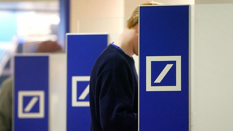 Privatkunden der Deutschen Bank müssen nicht mit Strafzinsen auf ihr Erspartes rechnen. Foto: Felix Heyder Privatkunden der Deutschen Bank müssen nicht mit Strafzinsen auf ihr Erspartes rechnen. Foto: Felix Heyder