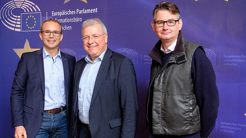 Tobias Winkler, Leiter des Informationsbüros des Europäischen Parlamentes in München, Markus Ferber, Mitglied des Europäischen Parlamentes, Björn Koll, Geschäftsführer Salzgeber Medien (Verleih &bdquo;120 BPM&ldquo;, v.l.).