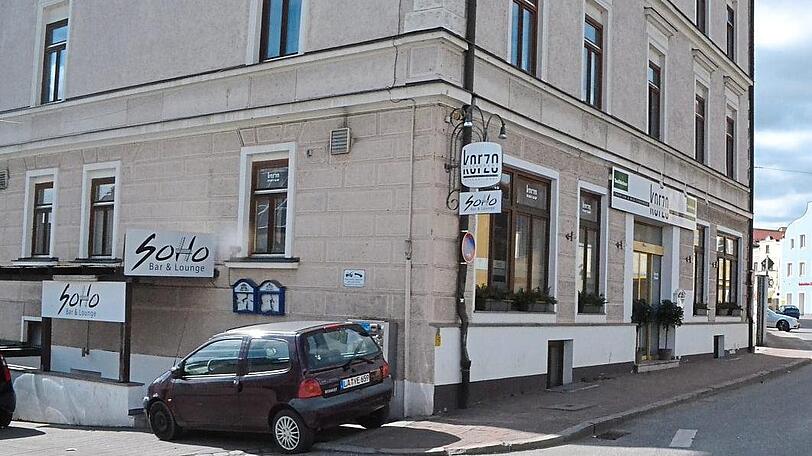 Vor dem Soho in Vilsbiburg soll der 51-Jährige zwei Personen angefahren haben, um sie aus dem Weg zu räumen.