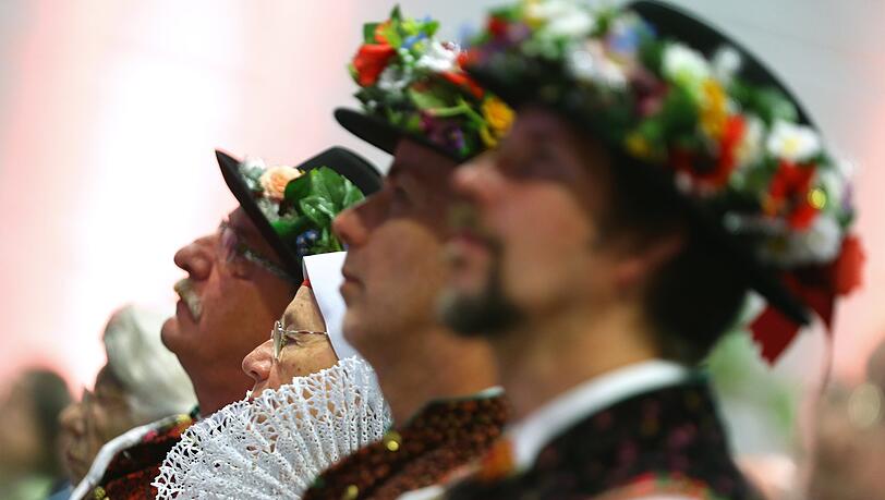 Besucher in Wischauer Tracht sitzen beim 69. Sudetendeutschen Tag in Augsburg. Besucher in Wischauer Tracht sitzen beim 69. Sudetendeutschen Tag in Augsburg.