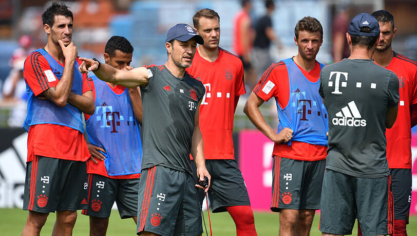 Den Trainer im Blick: Die Bayern um Thomas Müller (Mi.) lauschen den Ausführungen von Coach Niko Kovac. Den Trainer im Blick: Die Bayern um Thomas Müller (Mi.) lauschen den Ausführungen von Coach Niko Kovac.