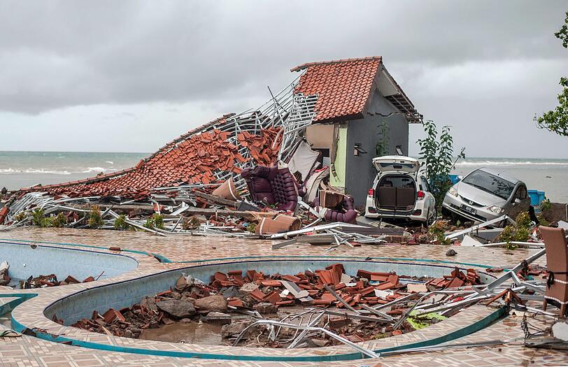 Eine Tsunami-Katastrophe auf den indonesischen Inseln Sumatra und Java hat viele Menschen das Leben gekostet und schwere Schäden angerichtet..