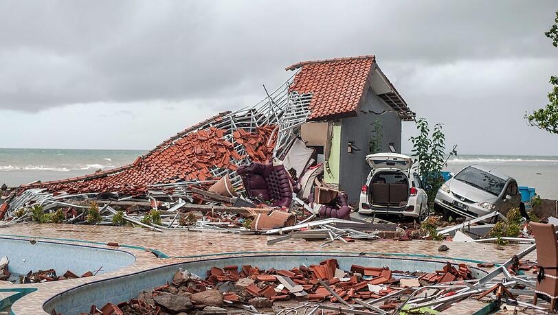 Eine Tsunami-Katastrophe auf den indonesischen Inseln Sumatra und Java hat viele Menschen das Leben gekostet und schwere Schäden angerichtet.. Eine Tsunami-Katastrophe auf den indonesischen Inseln Sumatra und Java hat viele Menschen das Leben gekostet und schwere Schäden angerichtet..