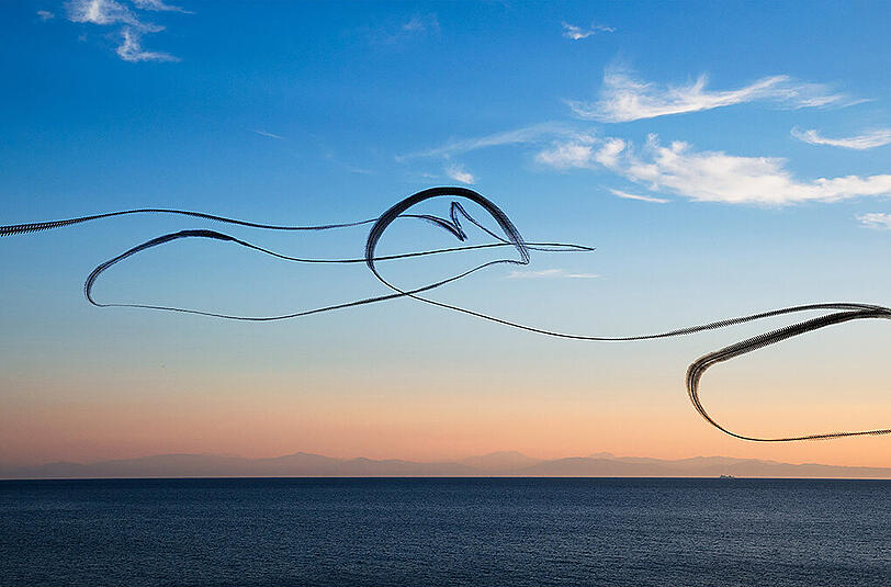 Eigentlich unsichtbar: die Flugbahn einer Möwe vor den Silhouetten von Korsika und Elba.