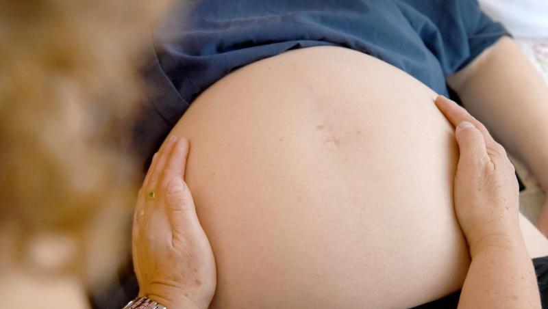 Eine Hebamme tastet den Bauch einer Frau ab, die im neunten Monat schwanger ist. Foto: Caroline Seidel/dpa Eine Hebamme tastet den Bauch einer Frau ab, die im neunten Monat schwanger ist. Foto: Caroline Seidel/dpa