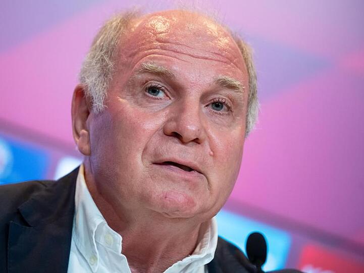 Uli Hoeneß, damals Präsident FC Bayern München, nimmt an einer Pressekonferenz seines Vereins teil. Foto: Sven Hoppe/dpa
