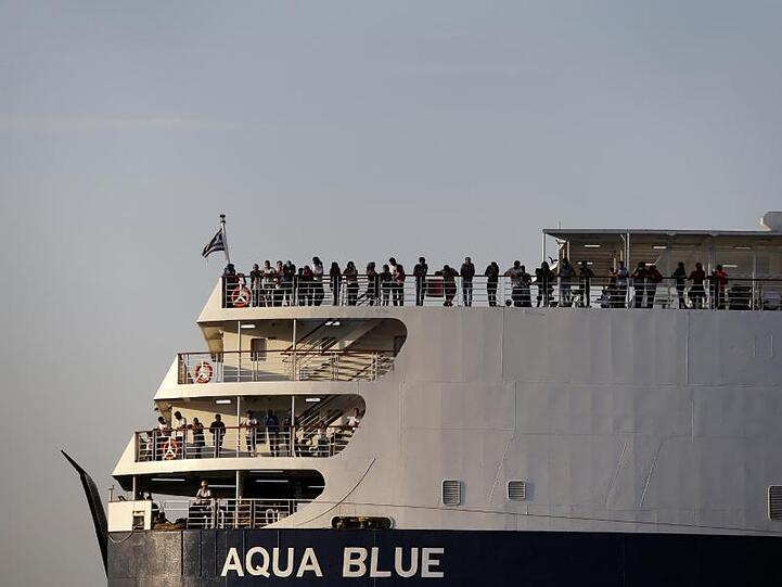 Entlastung für die Inseln: Migranten aus den überfüllten Flüchtlingslagern erreichen auf dem Schiff "Aqua Blue" den Hafen von Thessaloniki.