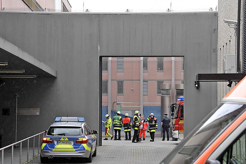 Den Zellenbrand in der JVA Stadelheim  musste die Feuerwehr  unter Atemschutz löschen.