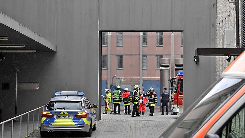 Den Zellenbrand in der JVA Stadelheim musste die Feuerwehr unter Atemschutz löschen. Den Zellenbrand in der JVA Stadelheim musste die Feuerwehr unter Atemschutz löschen.