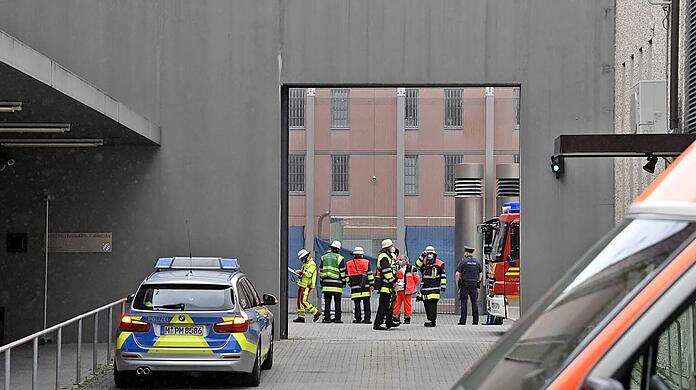 Den Zellenbrand in der JVA Stadelheim  musste die Feuerwehr  unter Atemschutz löschen.
