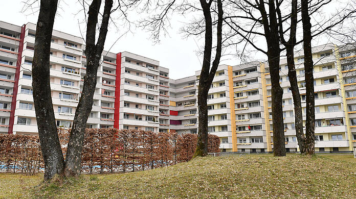Eine Hochhaus-Siedlung in München: Vor allem in prekären Wohnverhältnissen sei das Risiko einer Corona-Infektion höher, sagt Gesundheitsreferentin Beatrix Zurek.