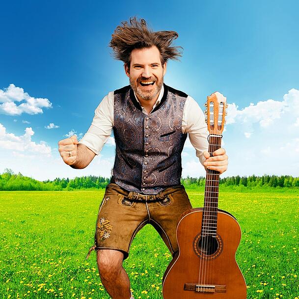 Auch beim Bairisch-Kurs wird Thomas Mayer mit der Gitarre dazwischen aufspielen.