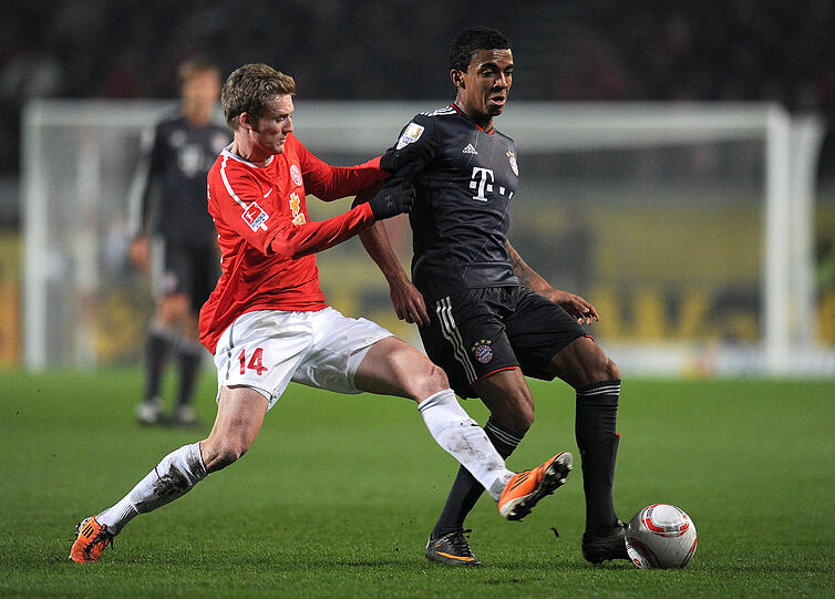 LUIZ GUSTAVO:Zunächst Linksverteidiger wie zuletzt, wechselte gegen Mitte der ersten Halbzeit ins Mittelfeld. Dort viel mehr im Spiel und am Ball; viel Arbeit, viel Fleiß. Am Ende gar Innenverteidiger &ndash; drei Positionen während einer Partie!