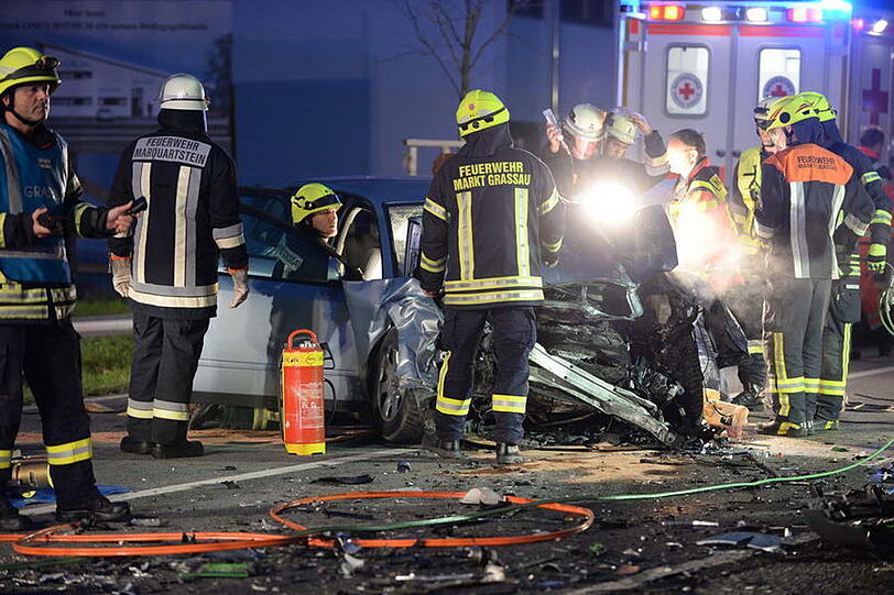 Ein Audi-Fahrer geriet auf der Bundesstraße bei Marquartstein auf die Gegenfahrbahn. Es kam zum Frontalzusammenstoß.