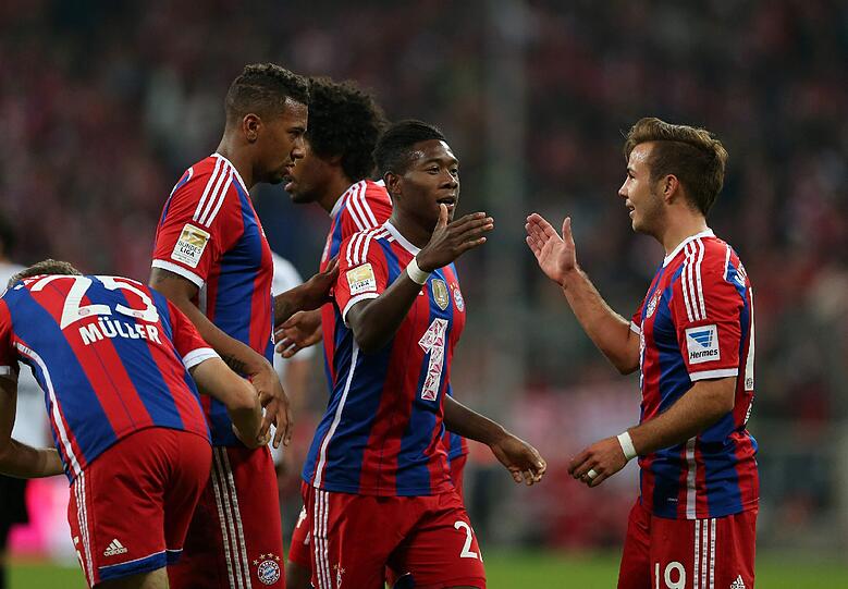 Die Bayern bejubeln Mario Götze, den Torschützen zum 1:0.