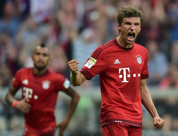 Thomas Müller, Note 2: Zum Jubiläum gab's den typischen Müller: Längst nicht alles klappte bei ihm, einige Pässe landeten beim Gegner - aber dann war er eben doch da. Nach Costas Traumvorlage knipste Müller den Ball zum 1:0 ins Netz. Dann legte er per Elfmeter noch das zweite Tor nach. Im 200. Bundesliga-Spiel waren es die Treffer 75 und 76.  Außerdem hat er 55 Tore vorbereitet. Das kann sich sehen lassen.