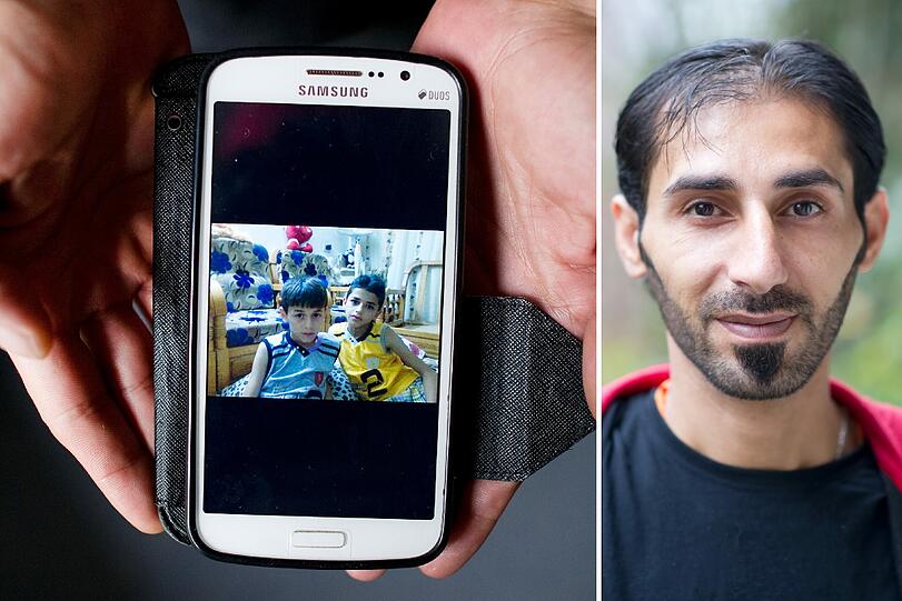 Nadeem (37) aus Latakia in Syrien zeigt ein Foto seiner beiden zurückgelassenen Söhne im einstigen Wohnzimmer.