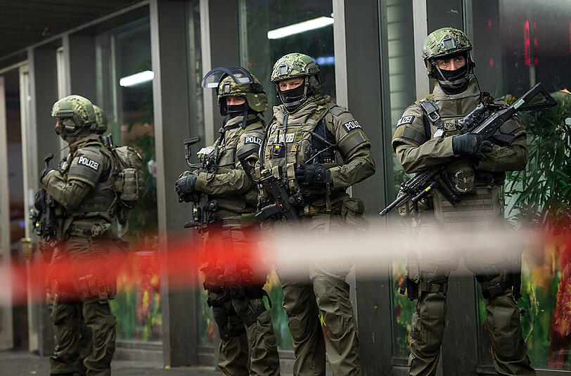 Schwerbewaffnete Spezialeinheiten der Polizei haben den Münchner Hauptbahnhof abgeriegelt.