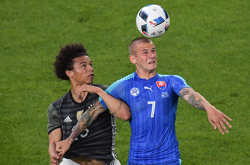 Leroy Sané: Note 4. Von ihm schwärmt Bundestrainer Löw, weil der Schalker immer eine  
Bewegung in die Tiefe mache, also Laufwege, die dem Gegner weh tun.  
Gegen die Slowaken war außer ein paar gefälligen Pässen davon wenig zu  
sehen. Hatte die Chance zum ersten Treffer im DFB-Trikot, vergab aber  
(30.).