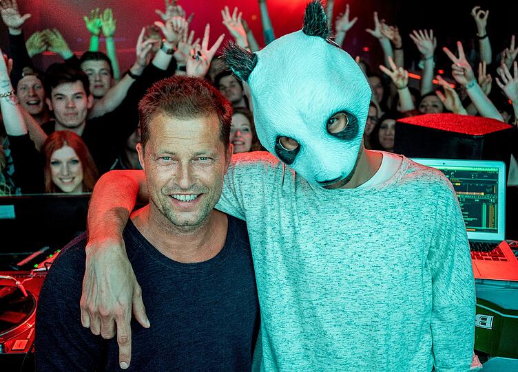 Til Schweiger (links) spielt in &bdquo;Unsere Zeit ist jetzt&ldquo; den gealterten Cro und produzierte nebenbei auch den Film.